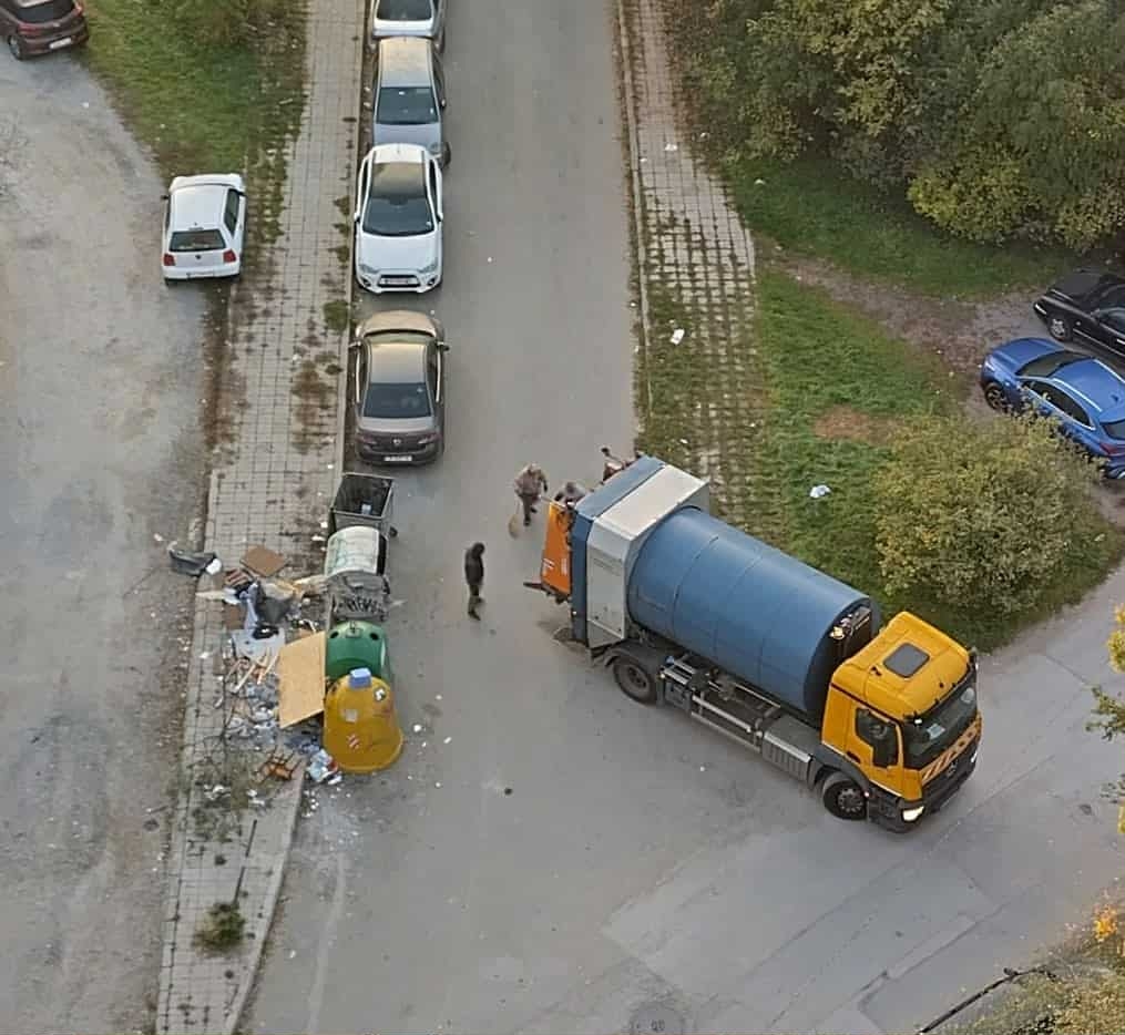 Камиони извозват смет