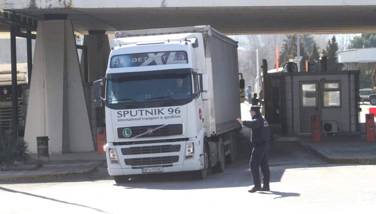 Кулата - Строго ограничение до 30 км/час: Дезинфекцират колите в Гърция