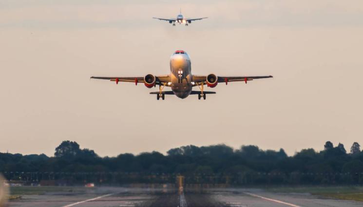 d - НА КОСЪМ ОТ ТРАГЕДИЯ: Самолет заходи за кацане на грешна писта във Франция!