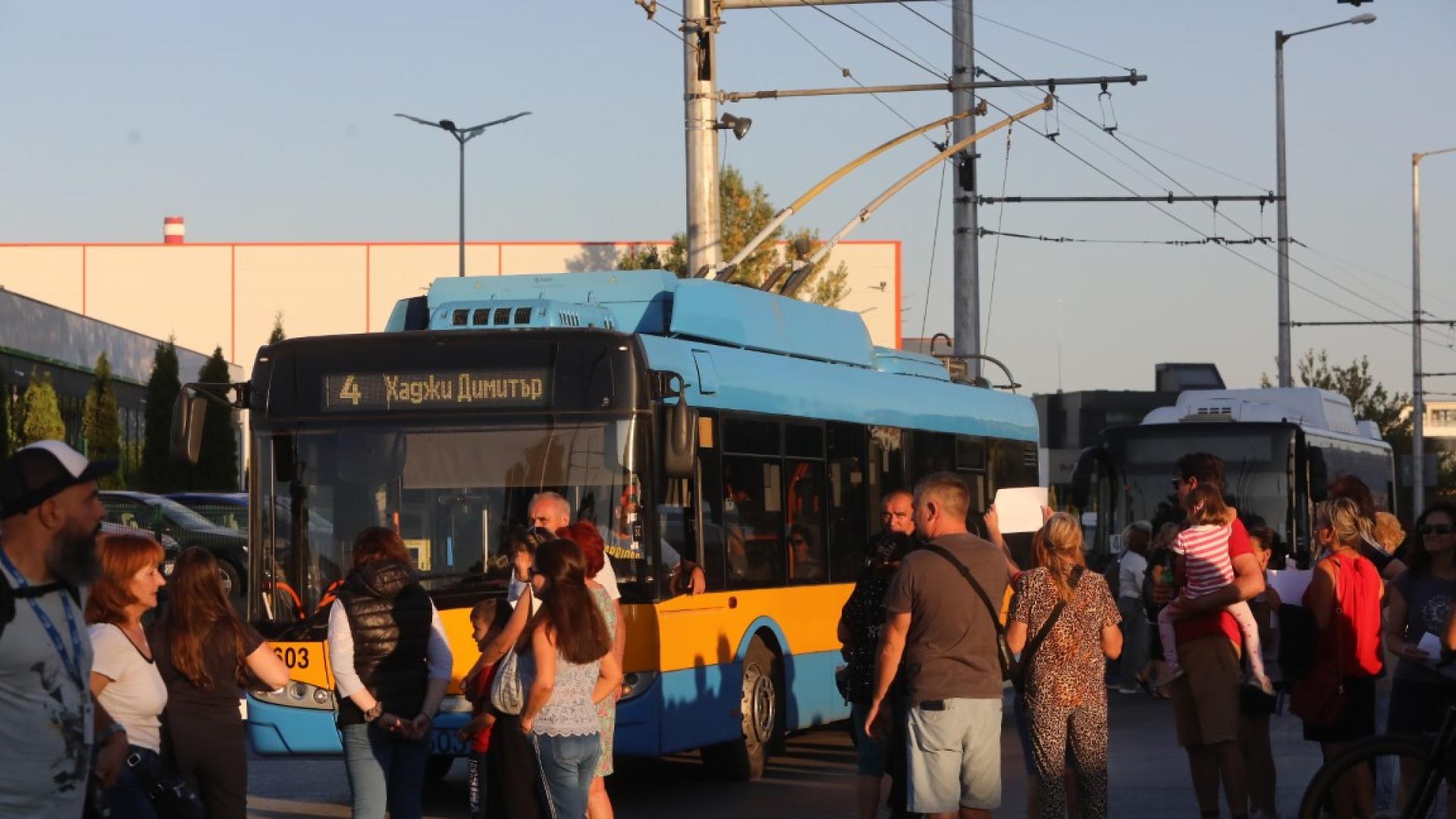 Десетки жители на столичния квартал Дружба 2 се събраха на