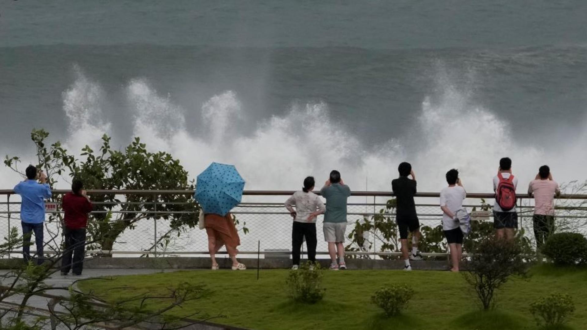 Тайфунът Рагаса един от най мощните от години издигна вълни по високи