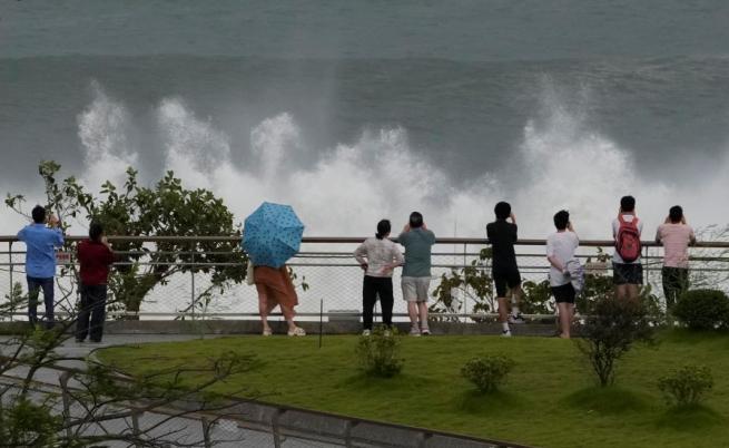 С ветрове от 195 км/ч: Тайфунът 