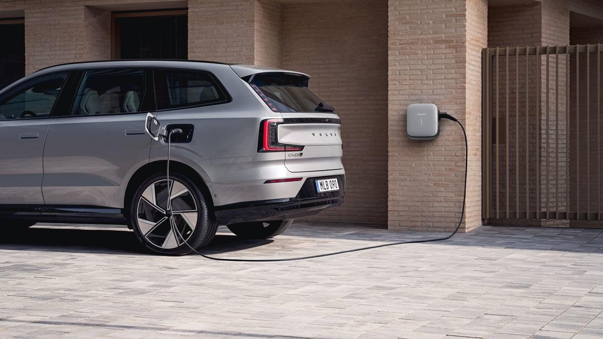 Volvo EX90 електромобили зарядна станция