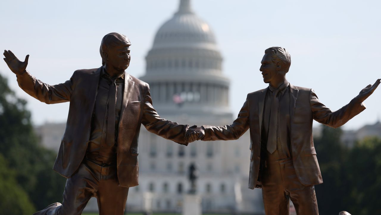 <p>Галерията представя новата бронзова статуя на National Mall, изобразяваща Доналд Тръмп и Джефри Епстийн в радостна поза. Инсталацията предизвика оживени реакции и дискусии, като акцентира върху миналата връзка между президента и осъдения трафикант.</p>