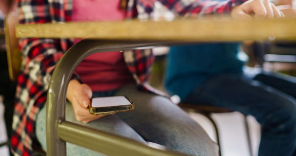 Докато дискусиите за и против пълната забрана на телефоните в