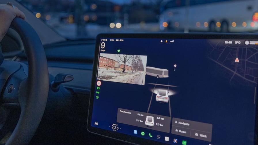 Камера на Tesla улови „призраци“ пред гробище