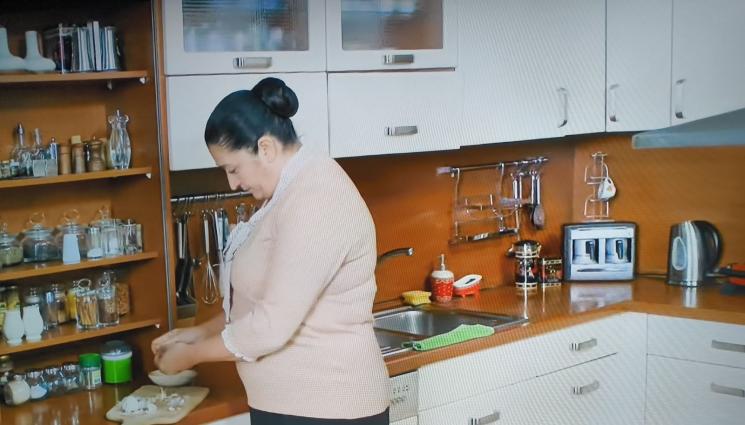 в кухнята на - ЗЛАТНО ВРЕМЕ: В кухнята на „Състояние на връзката: сложно е“: Боб за душата, суши за сватовете (РЕЦЕПТА)