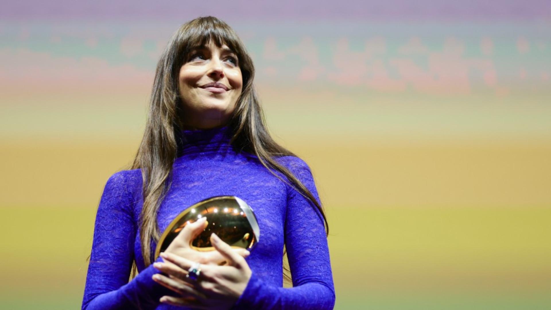 Дакота Джонсън се появи без сутиен в поредна прозрачна дантелена