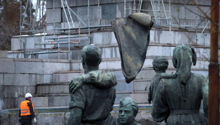 d - Опитаха да гепят елементи от Паметника на Съветската армия