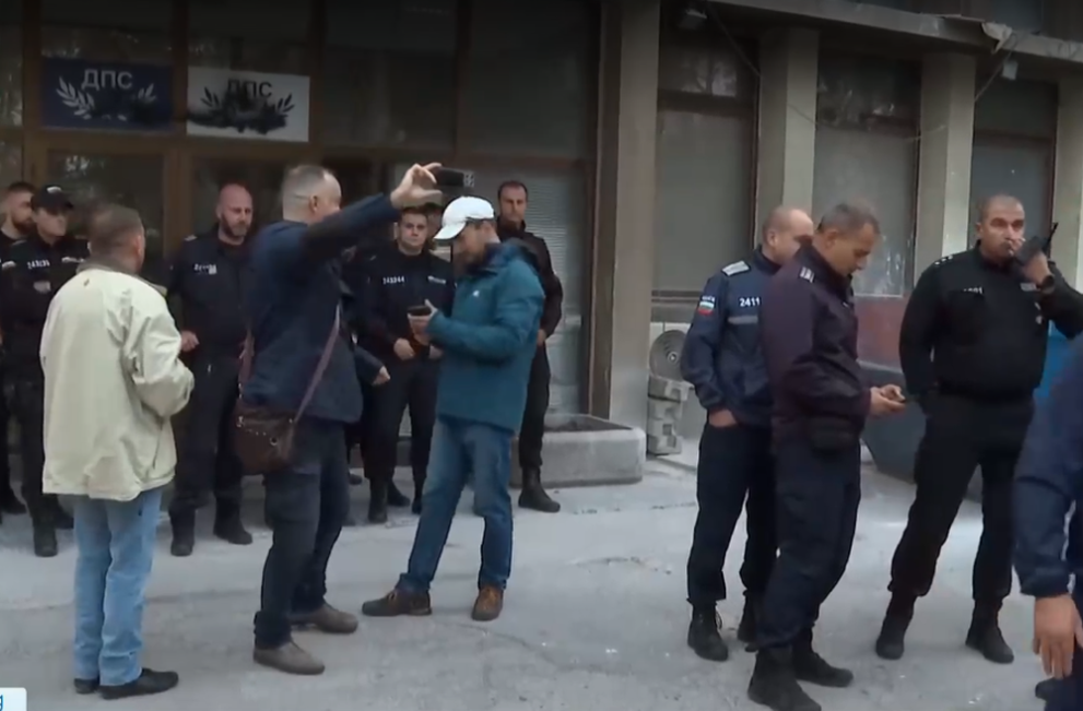 Втори ден пред централата на ДПС-Ново начало в София се