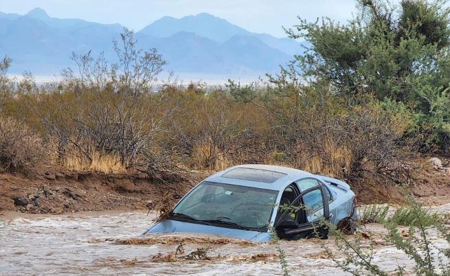 Наводнения в Аризона: Жертви и изчезнали след бедствието, градът е неузнаваем Наводнения в Аризона: Жертви и изчезнали след бедствието, градът е неузнаваем