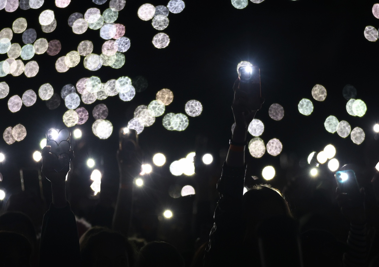 <p>Роби Уилямс пя пред повече от 40 000 души на националния стадион &bdquo;Васил Левски&ldquo;. &bdquo;България, вие ми дадохте всичко. Енергията ви, любовта ви, вниманието ви &ndash; всичко това се превръща в магия. Това е причината да продължавам да пея, да танцувам и да се боря с моите тревоги и страхове&ldquo;, каза британската попзвезда.</p>