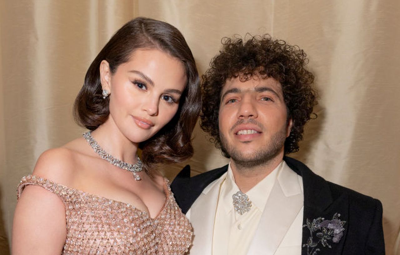 <p><strong>Селена Гомес и Бени Бланко</strong>- Дългоочакваната сватба на Селена Гомес и Бени Бланко беше пазена изненадващо ревностно в тайна до самия ден на церемонията. След годежа си в края на 2024 г. двамата се ожениха на бляскаво събитие в Калифорния на 27 септември, където сред гостите бяха Тейлър Суифт, Ед Шийрън, Стив Мартин, Мартин Шорт и други. Новината Гомес обяви чрез серия от снимки в Instagram, а в следващите седмици двойката сподели още кадри, включително трите рокли на Ralph Lauren, които актрисата носи, както и речите от приема, произнесени от Шийрън и Суифт.<strong> <em>&bdquo;Досега беше само мечта&ldquo;</em></strong>, каза звездата от &bdquo;Only Murders in the Building&ldquo; пред Apple Music. <em><strong>&bdquo;И знам, че ще има приливи и отливи, но той&nbsp;е най-красивият човек, с когото бих могла да направя това.&ldquo;</strong></em></p>