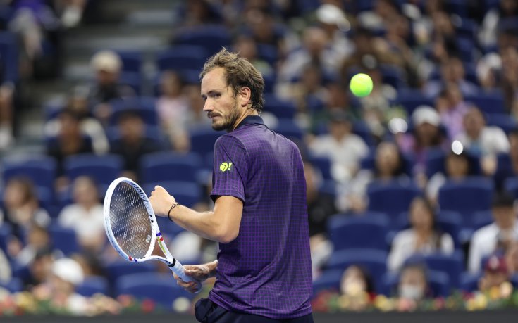 Медведев не допусна изненада и продължава напред в Шанхай