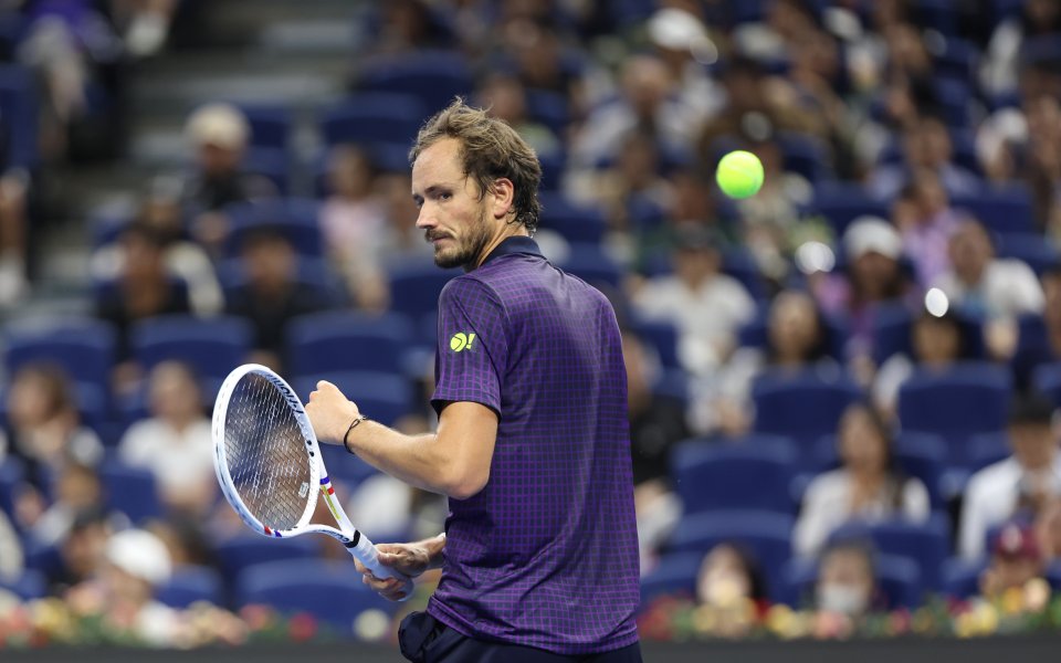 Медведев не допусна изненада и продължава напред в Шанхай