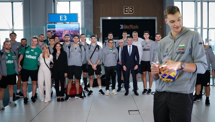 Волейбол - Министърът на младежта и спорта Иван Пешев посрещна волейболистите в Истанбул