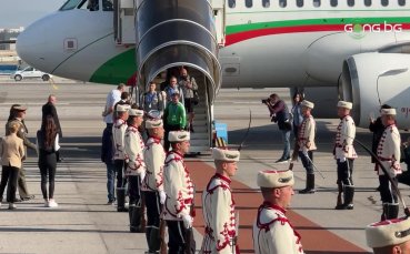 Волейболните герои на България кацнаха на родна земя