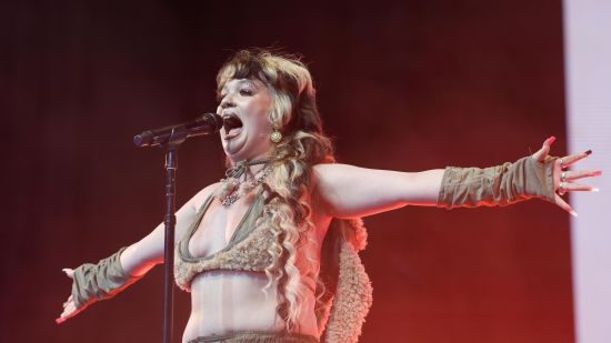 Lola Young отменя всички предстоящи концерти след колапс