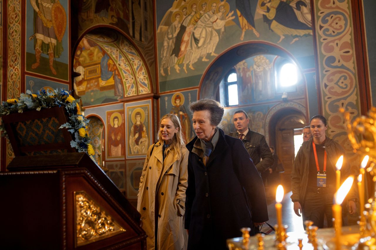 <p>Сестрата на крал Чарлз III, направи тайно посещение в Киев, Украйна. От съображения за сигурност, визитата не беше обявена предварително.</p>