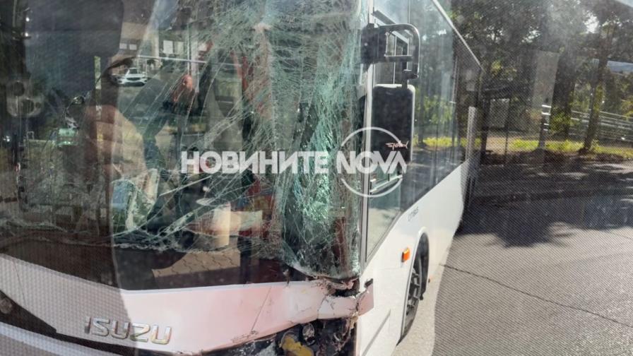 Челен сблъсък между два автобуса на градския транспорт в Пловдив, има пострадали