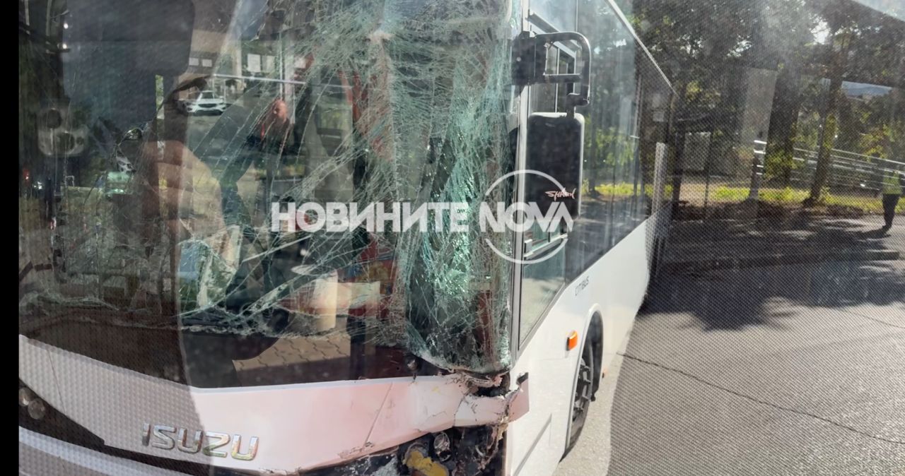 Челен сблъсък между два автобуса на градския транспорт в Пловдив, има пострадали