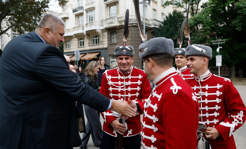 Президентът Румен Радев награди волейболните герои на България1