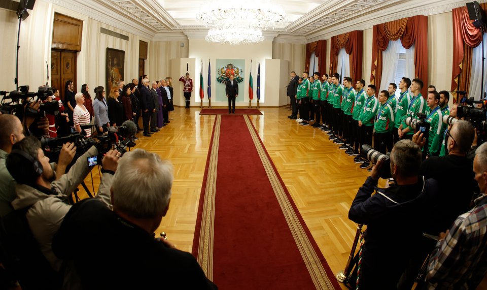Президентът Румен Радев награди волейболните герои на България1