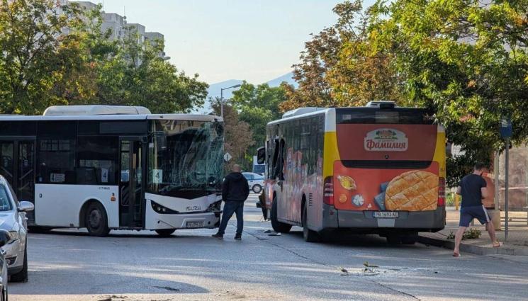 автобусПловдив - УЖАС В ПЛОВДИВ: Автобус полудя, шофьорът „се изключи“ и помете друг рейс! (СНИМКИ)
