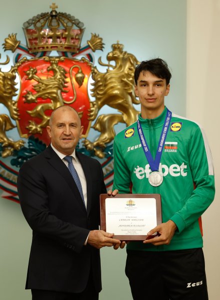 Президентът Румен Радев награди волейболните герои на България1