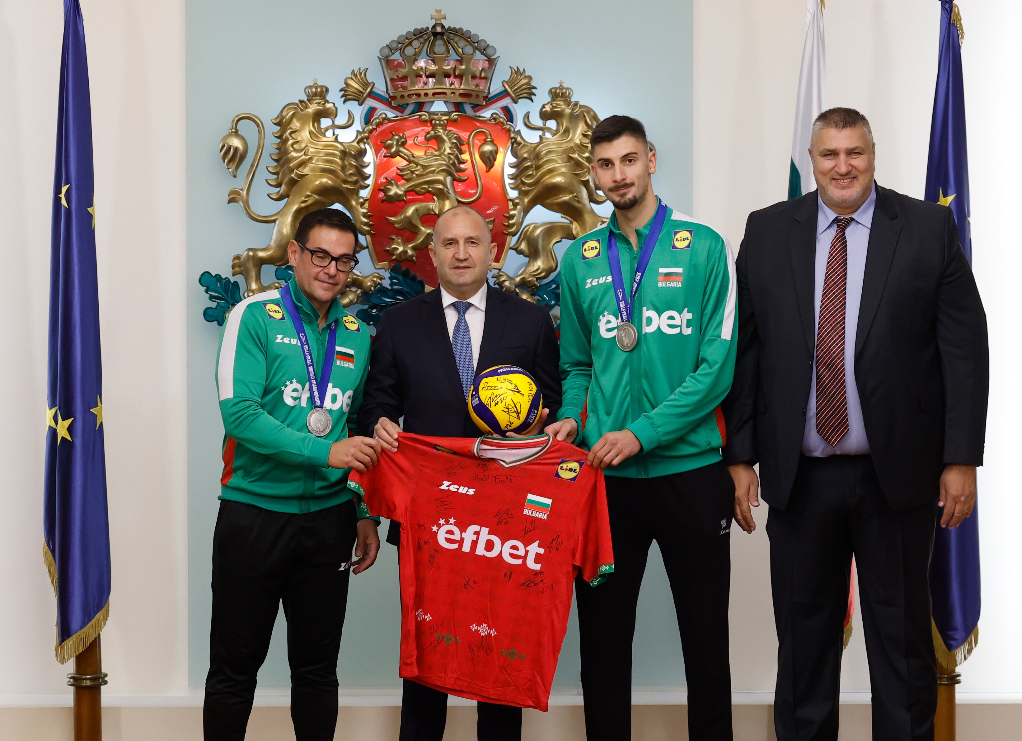 Президентът Румен Радев награди волейболните герои на България