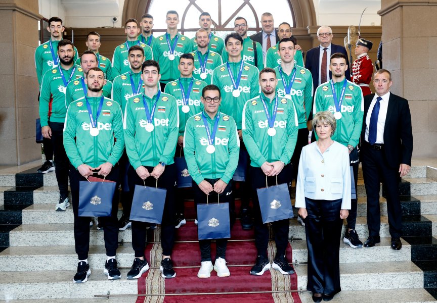 Президентът Румен Радев награди волейболните герои на България1