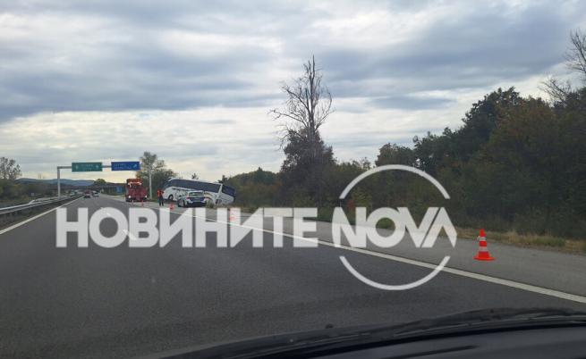 Автобус пропадна в канавката на магистрала 
