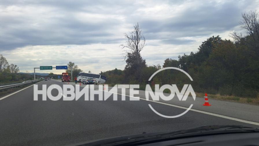 Автобус пропадна в канавката на магистрала "Тракия"