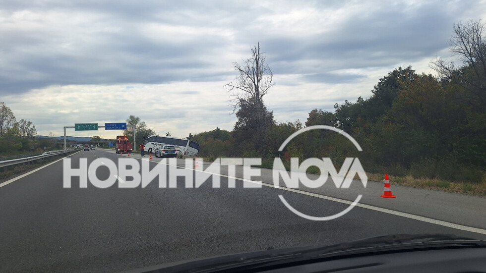 Автобус пропадна в канавката на магистрала "Тракия"