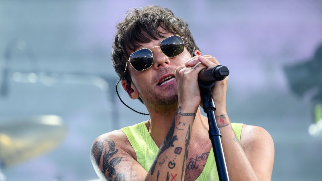 Louis Tomlinson се похвали, че е „дълбоко влюбен“