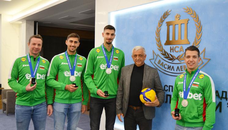 волейбол - НСА даде значки на своите студенти, които се превърнаха в герои на световното във Филипините