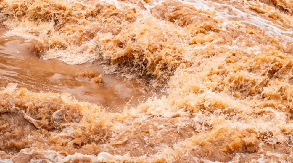 Река Черна излезе от коритото си: Къщи и пътища са под вода в село Тича (ВИДЕО)