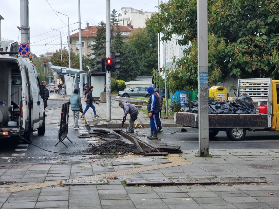 <p>В следствие на усложнената метеорологична обстановка и обилни валежи в Община Бургас е обявено частично бедствено положение. Движението в града е затруднено поради наводнени пътни участъци.</p>