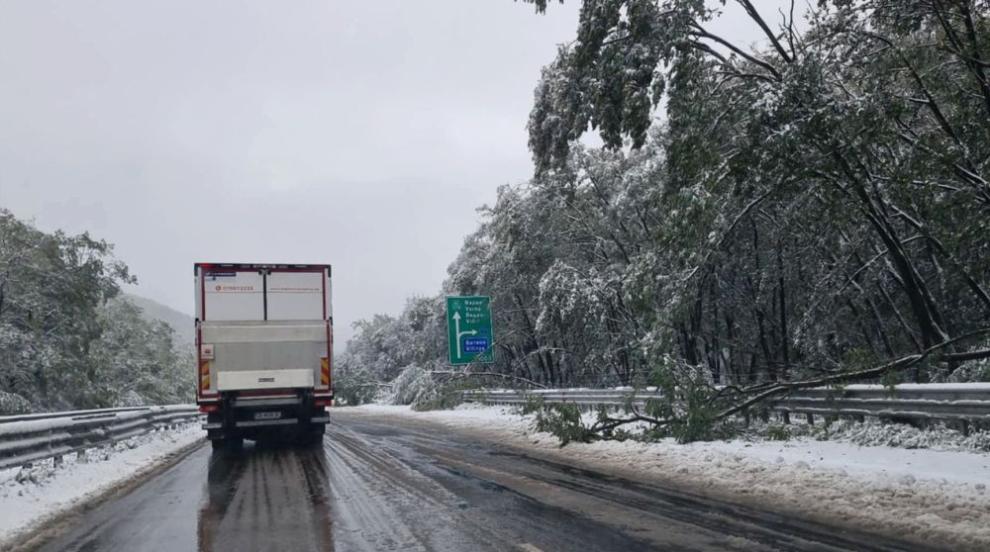 Зимна обстановка в страната: Ограничено движение и сняг по проходите (ОБЗОР)
