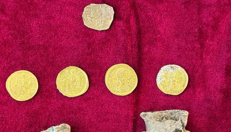 асда - С образите на св. Димитър и св. Теодора: Отриха ампули за миро от светите земи!