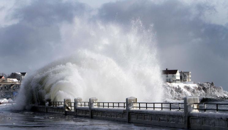 буря - ФРАНЦИЯ ПОД УДАРА НА БУРЯТА ЕЙМИ! Двама загинали, покриви летят, 5000 домакинства без ток