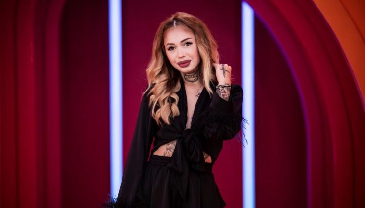 Стефани - Татуистката Стефани е вторият отпаднал съквартирант от Big Brother