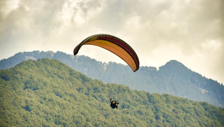 парапланер - КРАЙ БУЗЛУДЖА: Парапланеристка се оплете в дърво