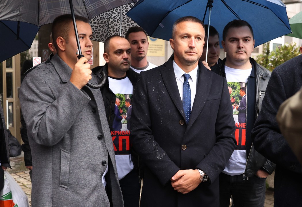 <p>Председателят на &quot;Продължаваме промяната&quot; (ПП) Асен Василев, бившият премиер Кирил Петков и депутатът Лена Бориславова дойдоха по собствено желание в Комисията за противодействие на корупцията (КПК), за да дадат показания по всички дела, в които се споменават техните имена. Те не бяха разпитани.</p>
