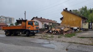 Събарят стари общински жилища във Враца