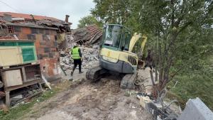 Събарят незаконните постройки в ромския квартал на Хасково