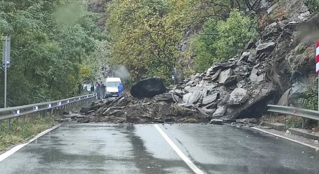 паднала скала