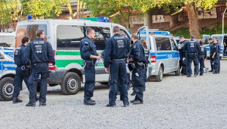 d - Намушкаха с нож кметица пред дома ѝ в Германия