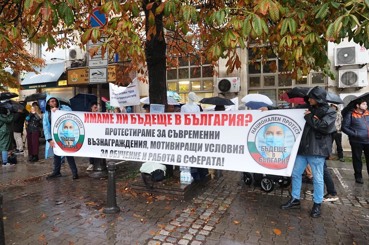 <p>&quot;Бъдеще в България&quot;: Млади лекари на протест &ndash; скандират &quot;Стига лъжи!&quot;</p>