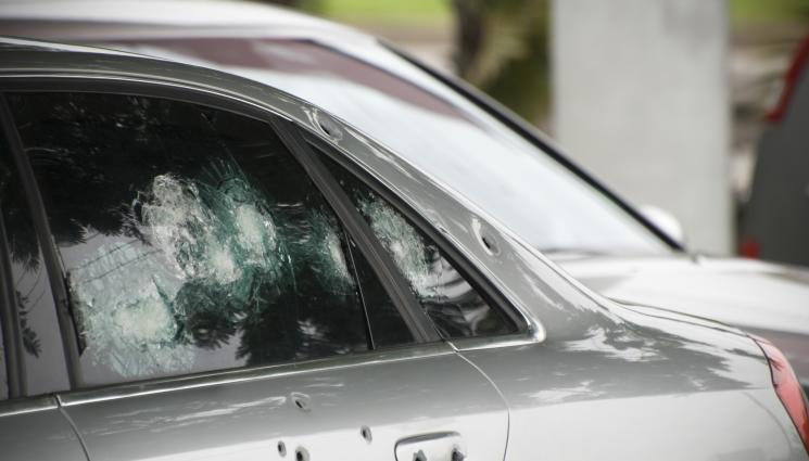 кола - СТРАШЕН ЕКШЪН: Нападнаха президентски автомобил, има задържани! (ВИДЕО)